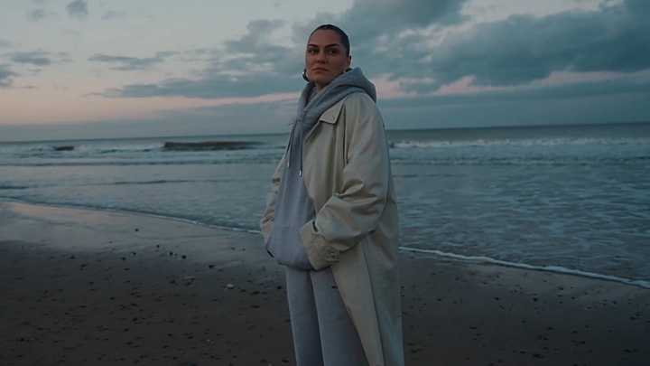 Jessie J - Comes In Waves