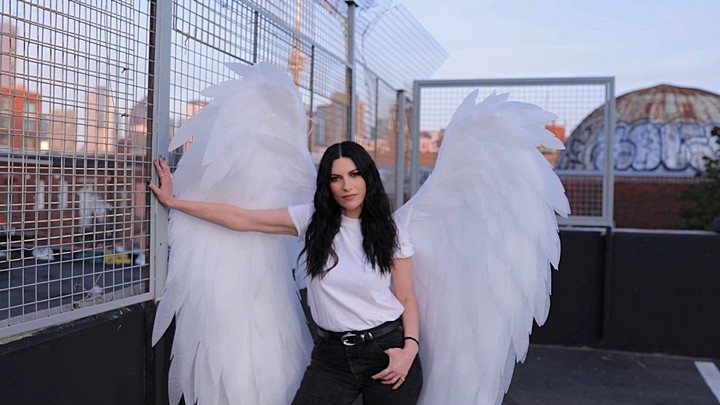 Laura Pausini - Siamo soli nell’immenso vuoto che c’è